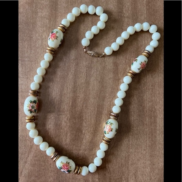 Vintage Cream bead gold tone floral necklace with clasp - Picture 1 of 6